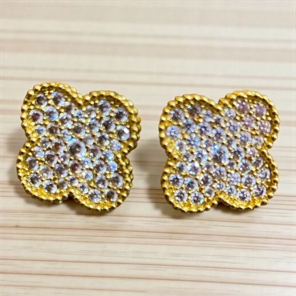 Elegant Gold and Silver Stud Clover Earrings - Picture 1 of 2